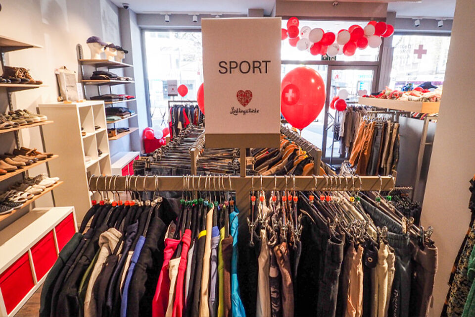 Kleiderständer mit einem Schild "Sport".