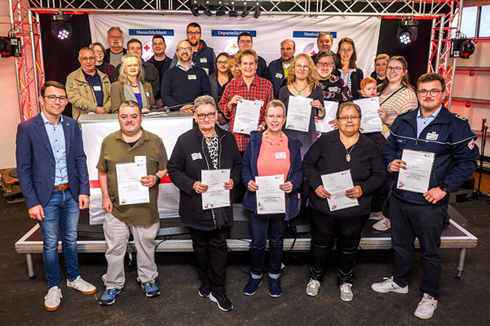 Viele Menschen mit Urkunden.