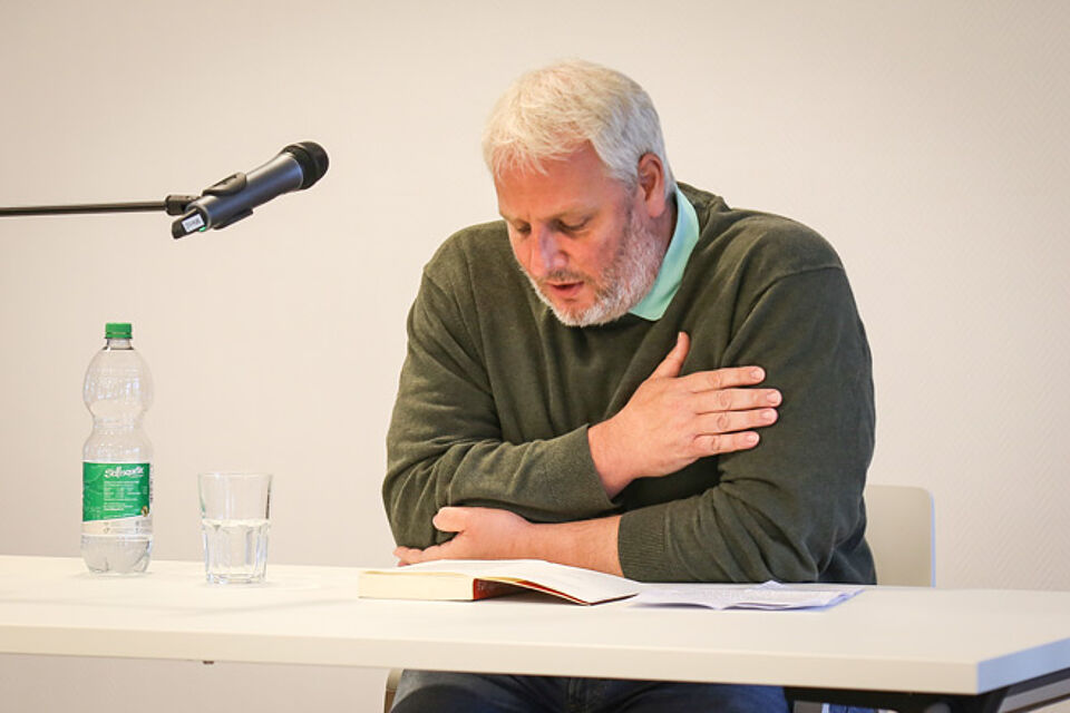 Drehbuchautor Stefan Scheich liest aus seinem Roman „Blutwurstblues“