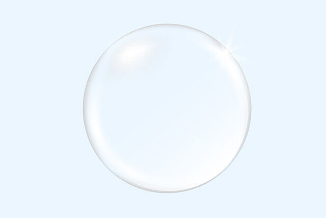 Glaskugel vor hellblauem Hintergrund