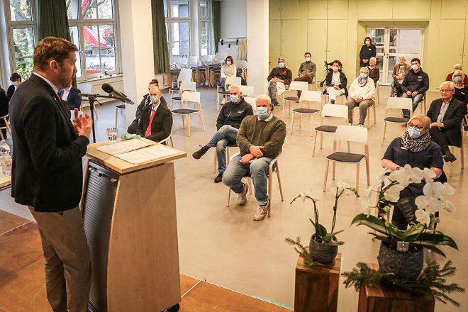 DRK-Vorstand Holger Boehnert (links) bei der Begrüßung der Gäste im neuen Saal des „Haus der Generationen“