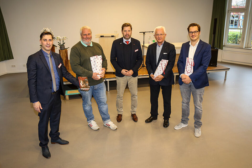Einrichtungsleiter Ralf Zeiss, Drehbuchautor Stefan Scheich, DRK-Vorstand Holger Boehnert, Rolf Shüth (Dres. Brocker-Stifrung) und Architekt Ole Wetterich im renovierten Großen Saal des „Haus der Generationen“