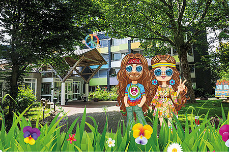 Zwei gezwichnete Hippies (ein Mann und eine Frau) sind vor dem Eingang eines Altenheims platziert worden.