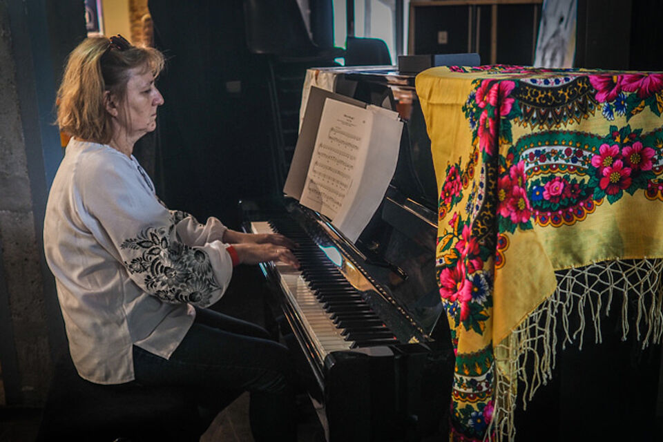 Frau spielt Klavier