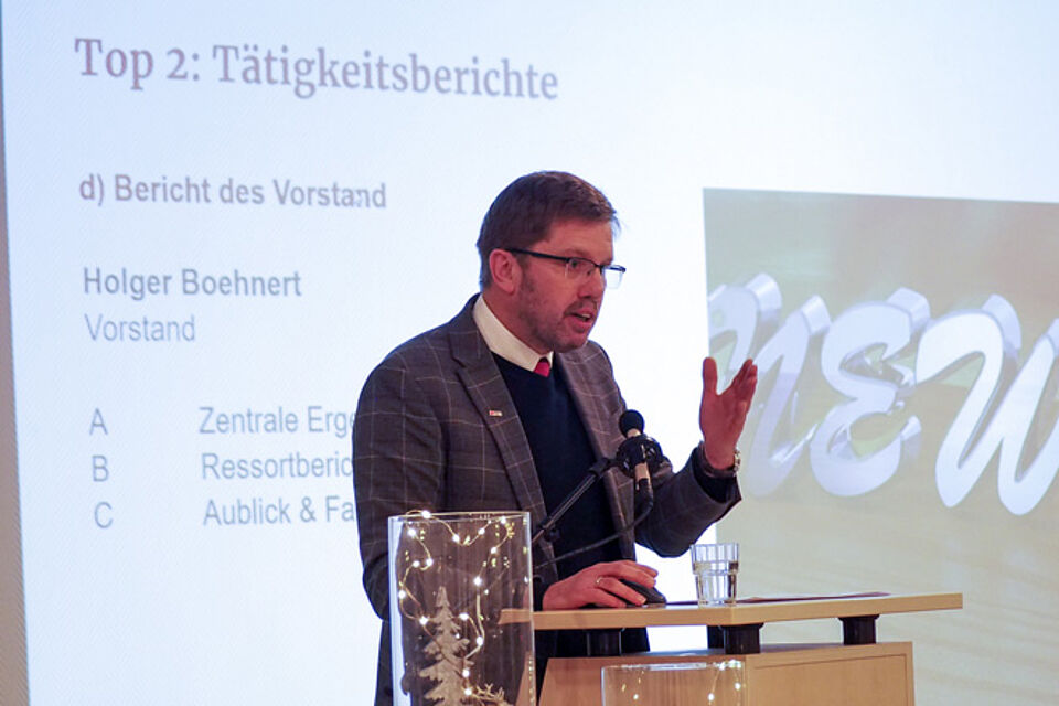 DRK-Vorstand Holger Boehnert hält eine Rede.