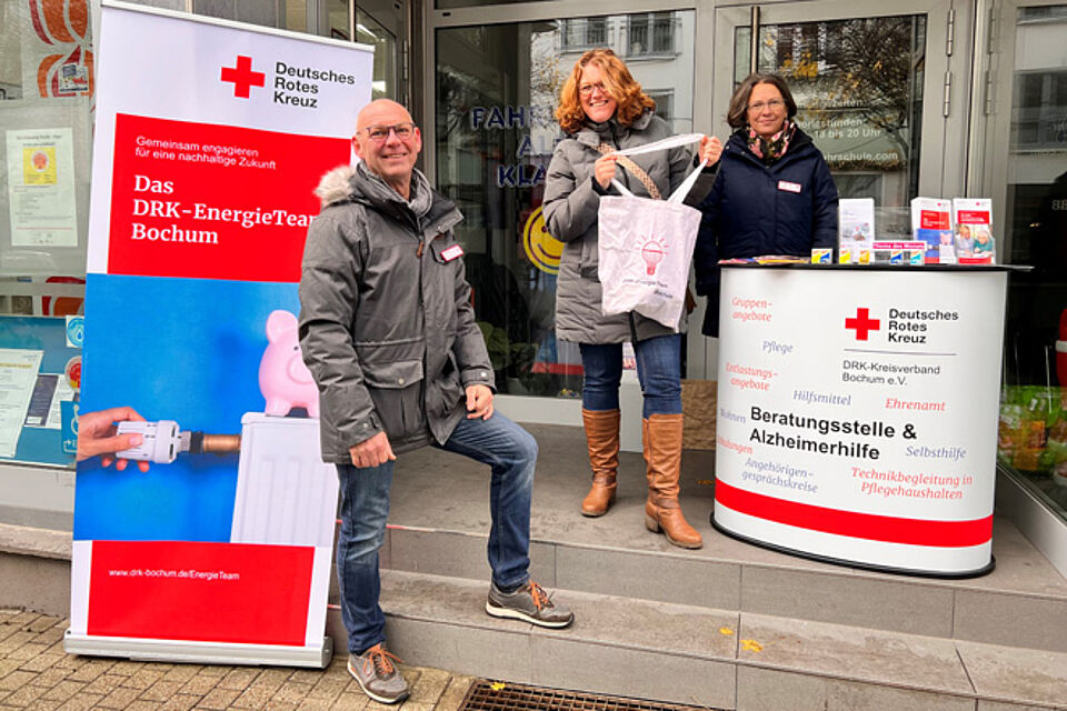 Drei Teammitglieder des EnergieTeams Bochum stehen auf der Treppe des Seniorenbüros.