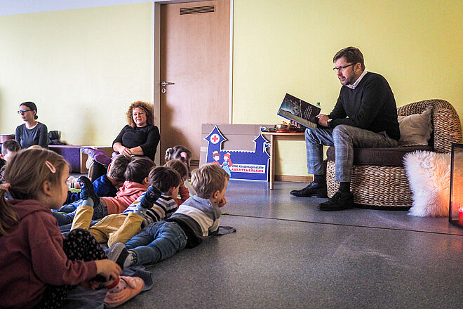 DRK-Vorstand Holger Boehnert liest Kindern der Kita "Abenteuerland"  vor.