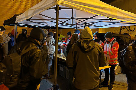 DRK-Helfer an einem Stand.