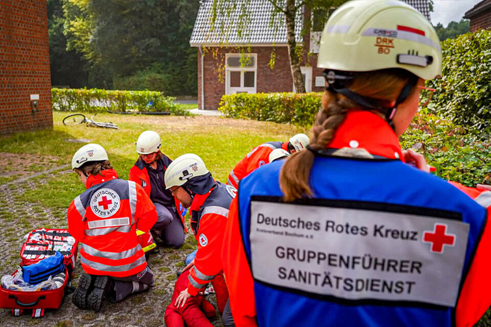 Versorgung einer "Verletzten"-Puppe durch DRK-Sanitäter.