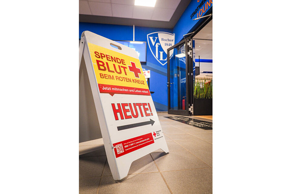 Blutspende-Schild steht vor einem Eingang.
