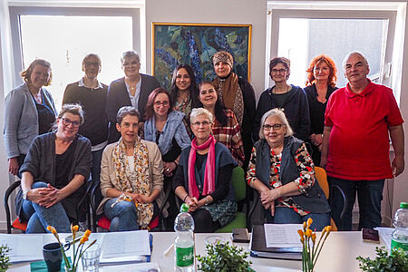 Gruppenbild mit 13 Frauen und einem Mann.
