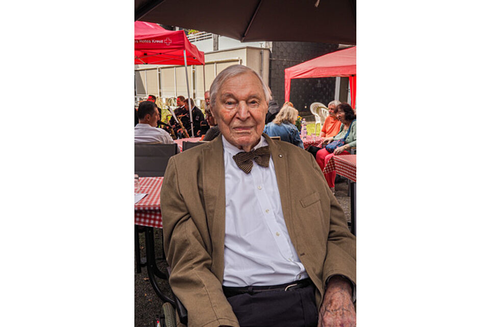 Alter Mann im Rollstuhl
