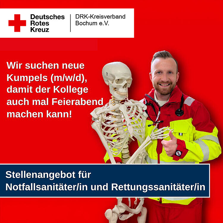 Ein Rettungssanitäter hält ein Skelett-Modell im Arm