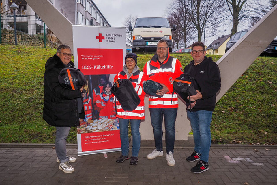 Zwei Betriebsratsvertreter der Stadtwerke Bochum übergeben Schlafsäcke an zwei Ehrenamtliche der Kältehilfe