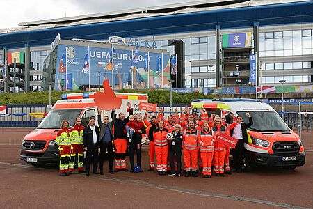 DRK Einsatzkräfte vor der Arena Auf Schalke in Gelsenkirchen.