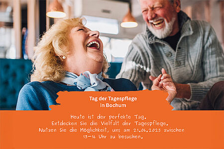 Ein lachender Senior beugt sich zu einer lachenden Seniorin – Ankündigung Tag der Tagespflege