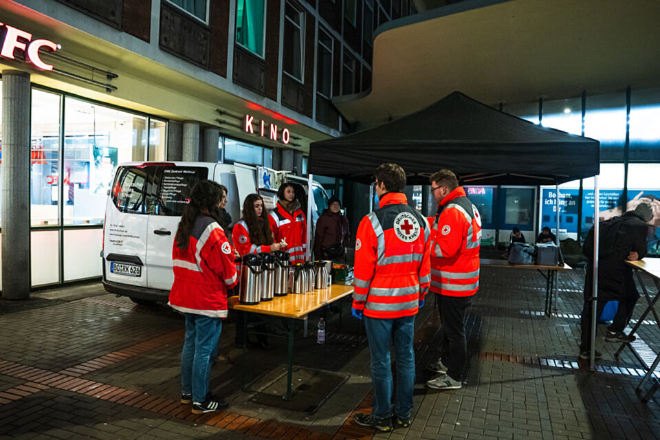 Verpflegungsstand mit Thermoskannen.