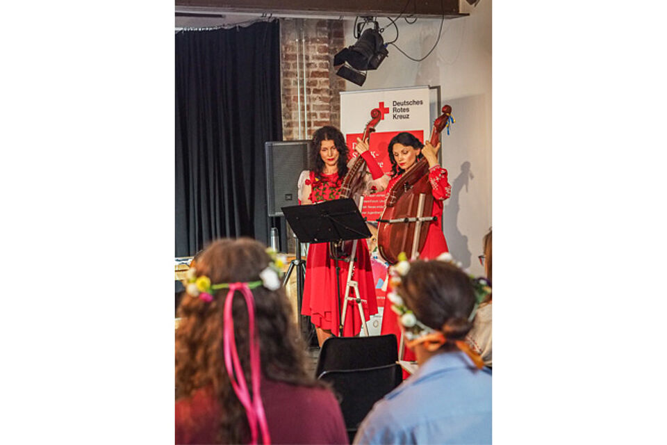 Zwei Frauen spielen Bandura (eine Lautenzither).