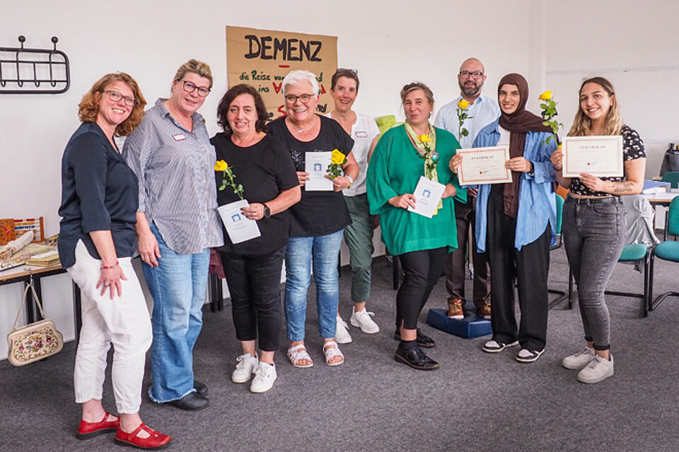 Gruppenbild mit Urkunden.