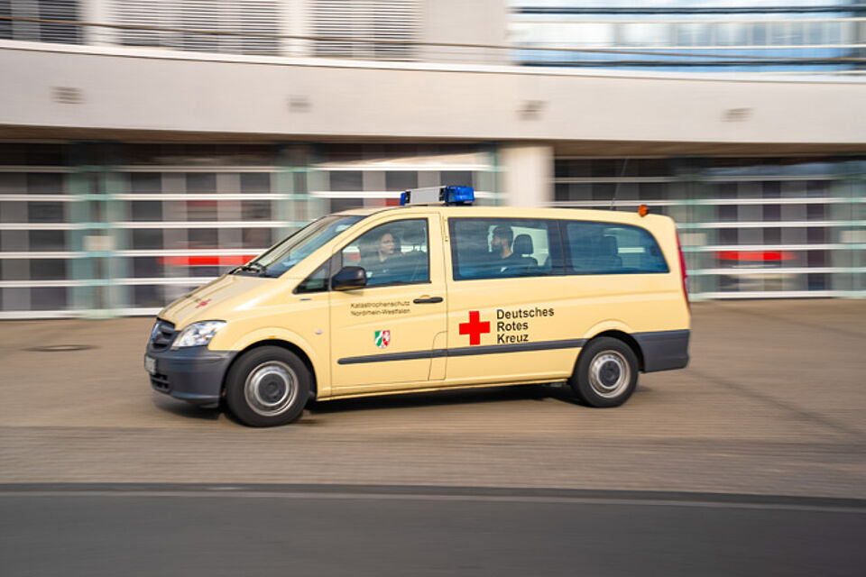 Katastrophenschutz-Fahrzeug vor einer Feuerwache.