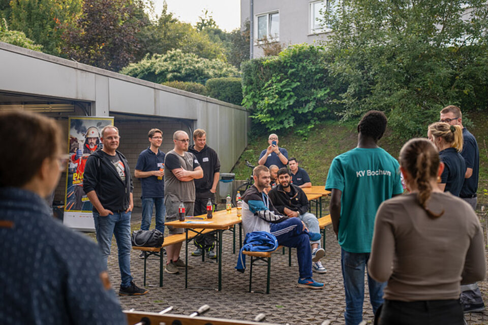 Menschen beim Grillen