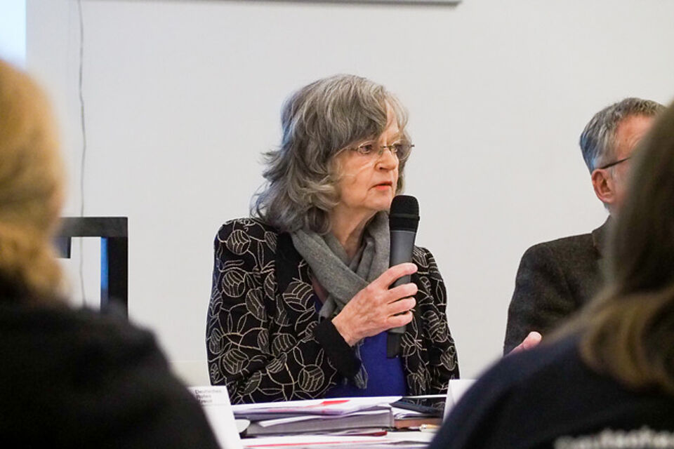 Die Präsidentin des DRK Bochum, Dr. Ottilie Scholz, spricht in ein Mikrofon.
