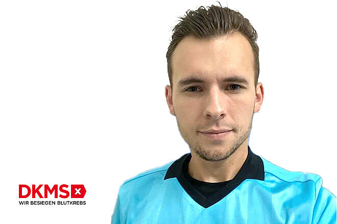 Junger Mann mit Schiedsrichtertrikot