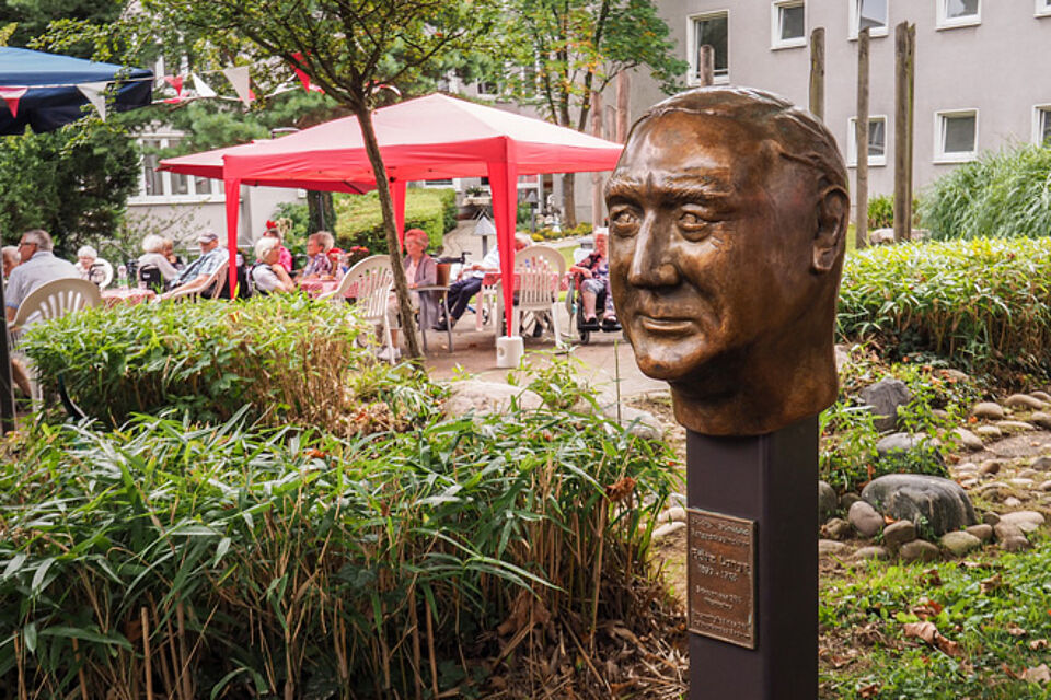Stele mit einer Bronzebüste