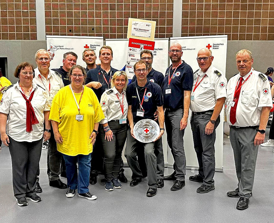 Eine Gruppe von 12 Leuten (Gewinner des DRK-Bundeswettbewerbs der Bereitschaften) freut sich.