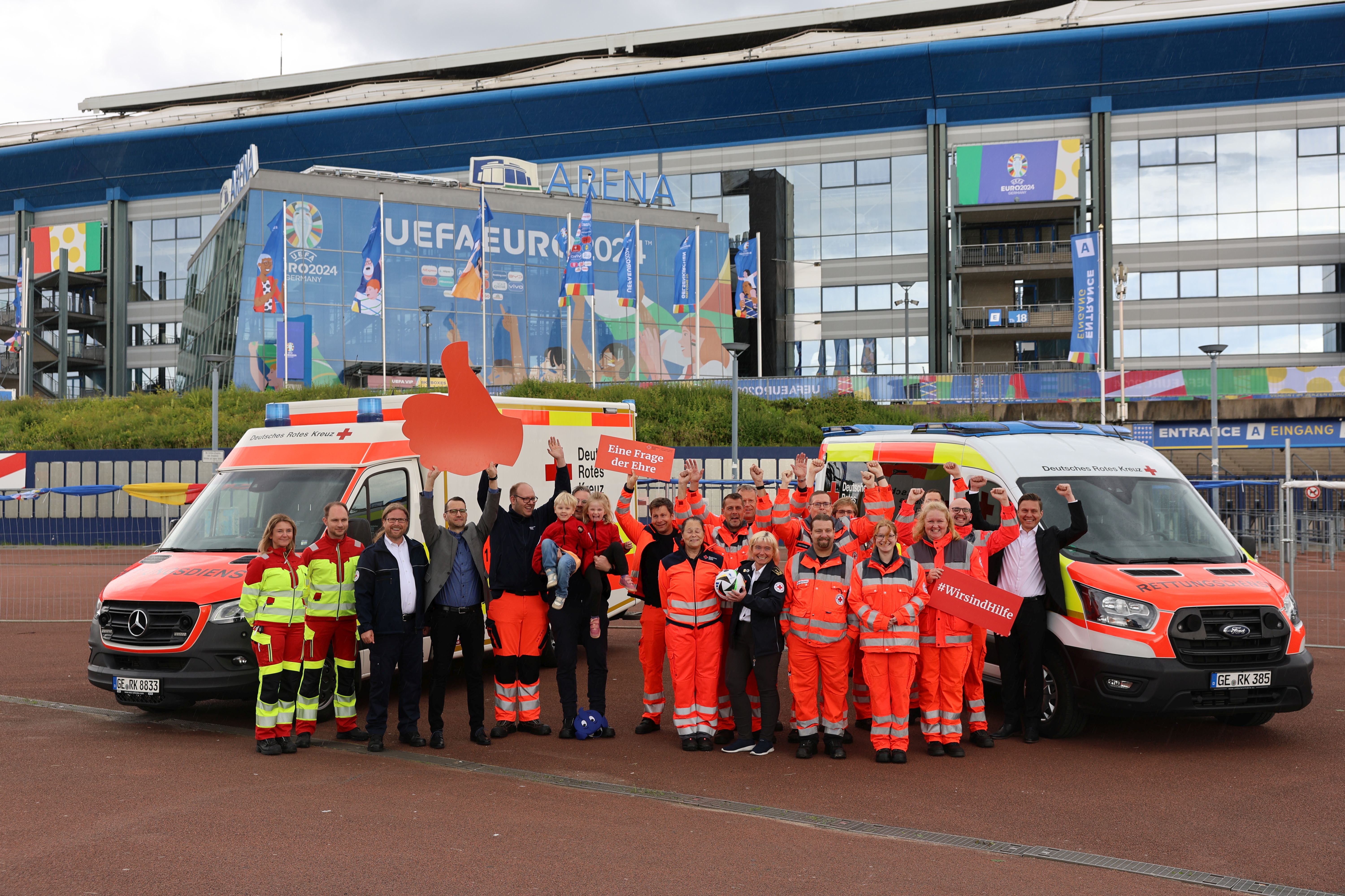 DRK Einsatzkräfte vor der Arena Auf Schalke in Gelsenkirchen.