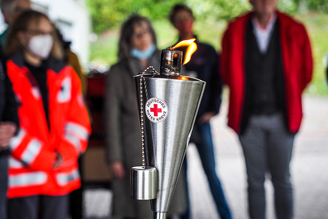 Chromfackel mit Flamme und Logo des Deutschen Roten Kreuzes