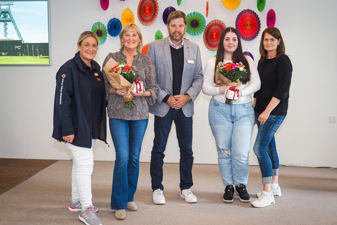 Gruppenbild mit den neugebackenen examinierten Altenpflegerinnen.