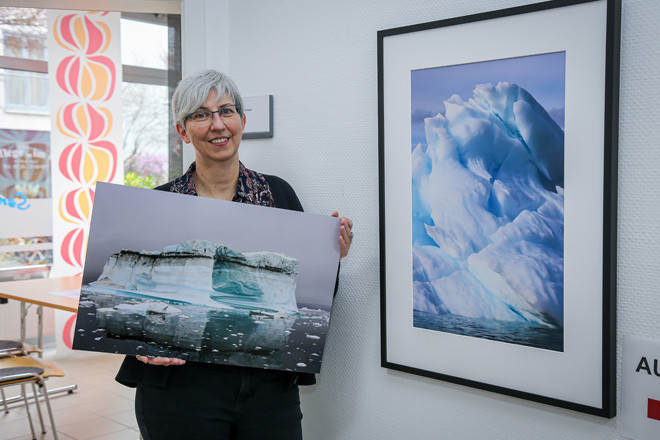 Heike Korsmeier mit einem Foto von einem Eisberg