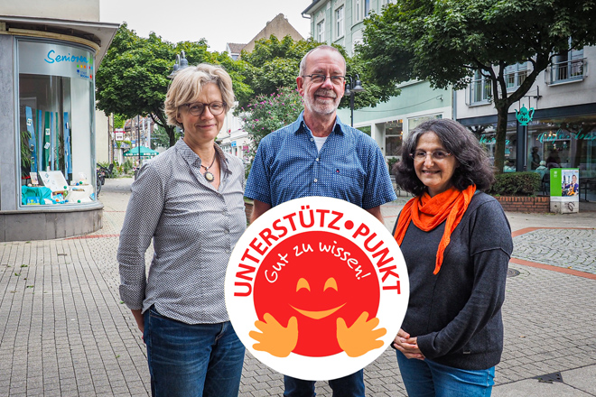 Anne Wiegers (Stadtteilmanagerin Laer), Karsten Höser (Stadtteilmanager Langendreer) und Fabienne Barouch (Seniorenbüro Ost) mit dem Logo des "Unterstützpunktes"