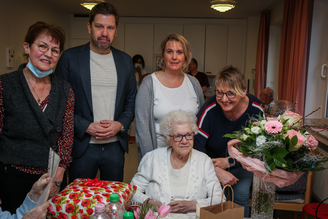 Kunigunde Ikler sitzt am Tisch und feiert ihren 100. Geburtstag