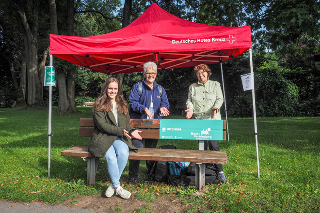 Drei Damen des DRK präsentieren die neue Plauderbank.