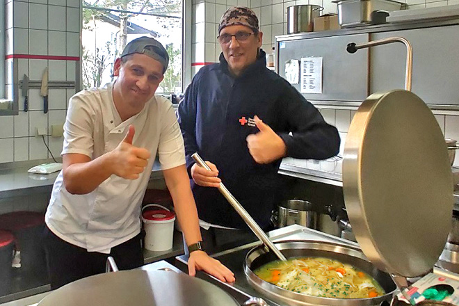 Ralf Gebauer und David Held vom Küchenteam des "Haus der Generationen" stehen in der Küche