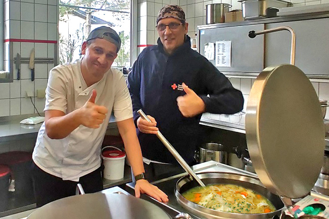 Ralf Gebauer und David Held vom Küchenteam des "Haus der Generationen" stehen in der Küche