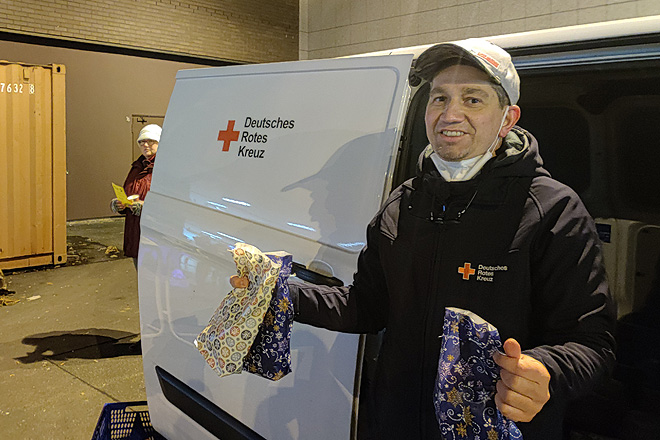 Ralf Gebauer mit Präsenten für Obdachlose.