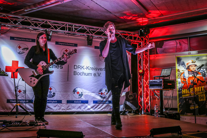 Die Band Relate steht auf der Bühne des DRK-Kreisverband Bochum e.V.