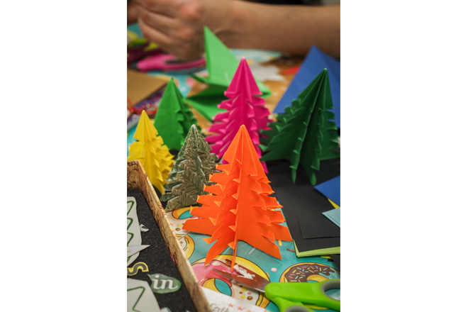 Origami-Faltkunst in Form eines Tannenbaumes.