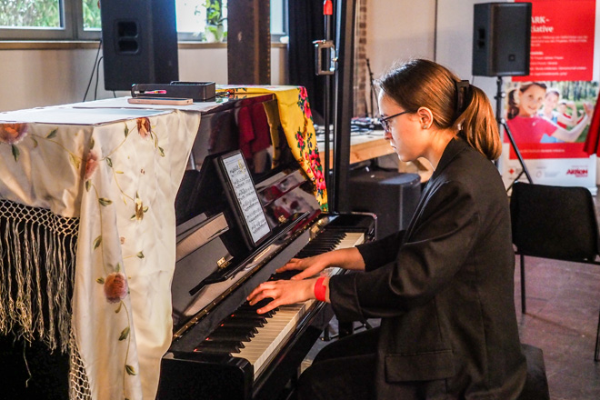 Eine junge Frau spielt Klavier.
