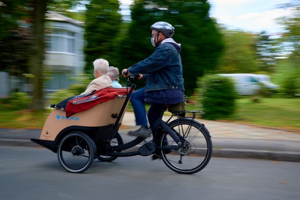 Senioren werden mit einer Rikscha gefahren