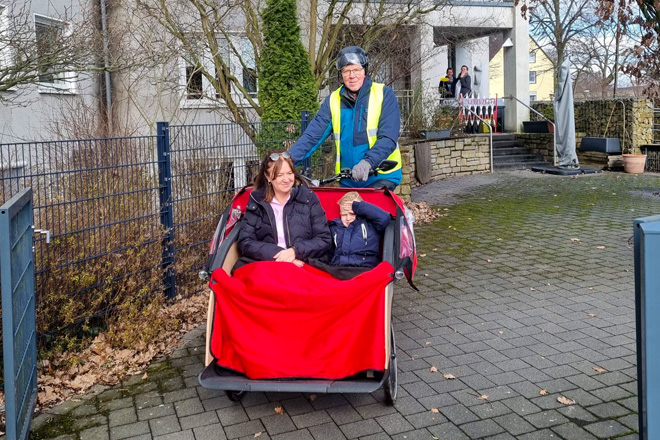 Zwei Personen in einer Fahrradrikscha.