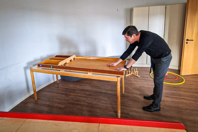 Valeri Propp spielt Shufflboard