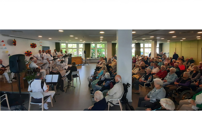 Shantychor singt vor Publikum