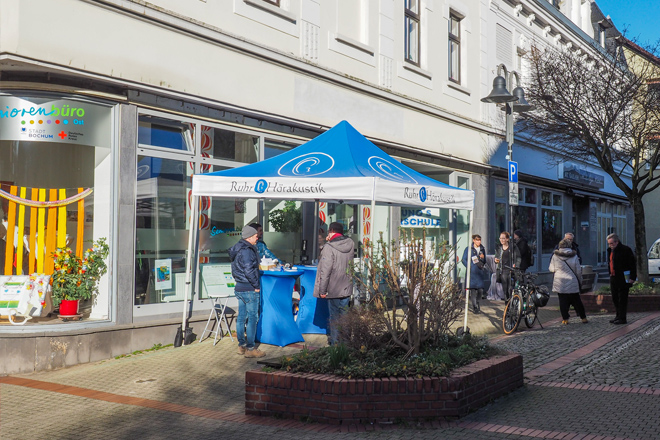 Pavillion und Menschen vor dem Seniorenbüro Ost in Bochum-Langendreer