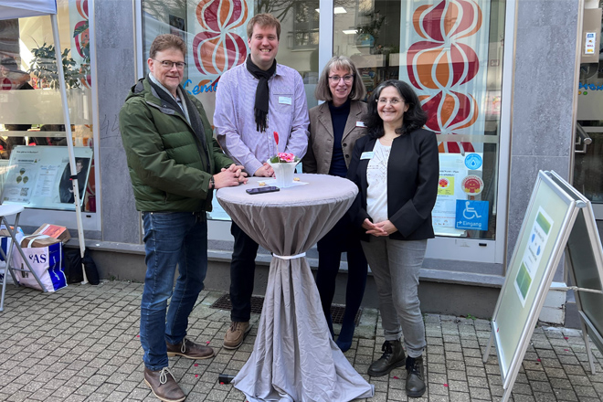 Das Team des Seniorenbüro Ost steht mit Bezirksbürgermeister Dr. Dirk Meyer vor dem Ladenlokal.